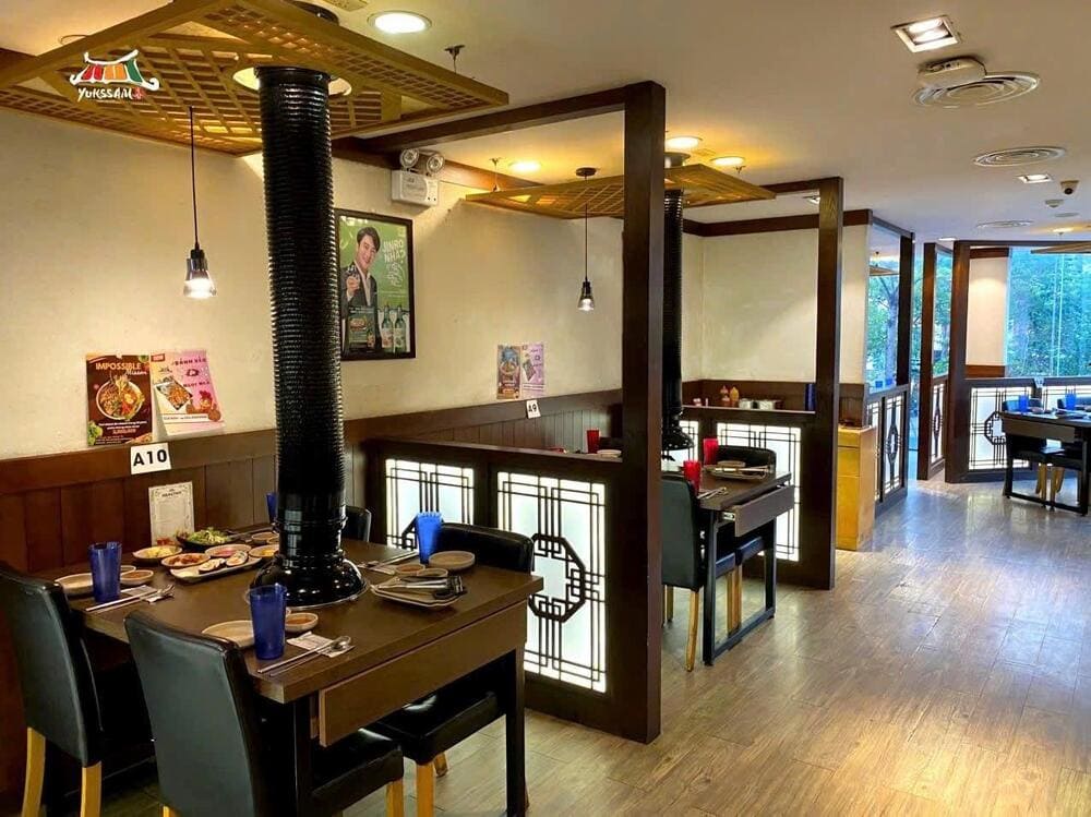 Không gian ấm cúng pha trộn với vài nét kiến trúc Hàn Quốc của Yukssam (Nguồn: Yukssam - Buffet Nướng & Lẩu Hàn Quốc)